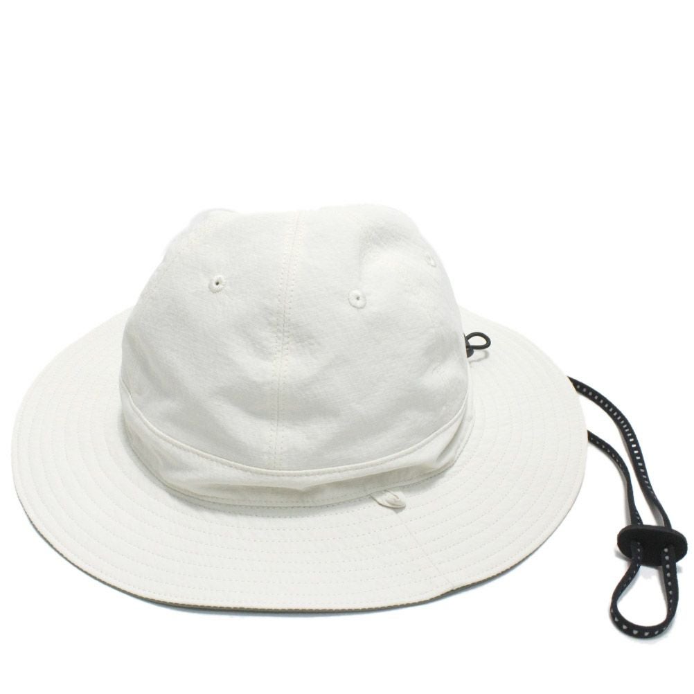 エクリュ×カーキ